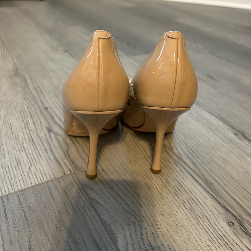 Jimmy Choo Nude Patent Leather Heels with Bow - Picture 4 of 5
